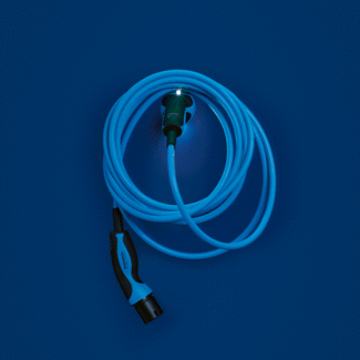 Câble électrique enroulé sur fond bleu foncé