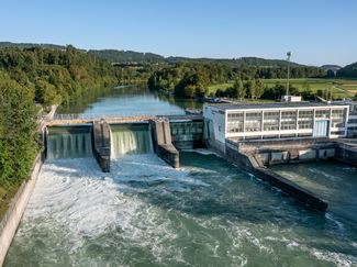 Im Fokus steht das Wasserkraftwerk Aarberg, im Vorder- und Hintergrund die Aare
