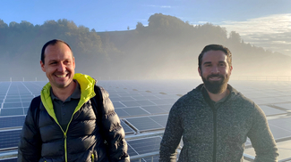 zwei Männer vor einer Solaranlage