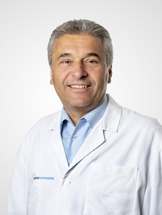 Portraitfoto von Professor Bruno Fuchs im Arztkittel