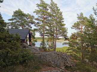 Das Bild zeigt eine Schutzhütte in Schweden