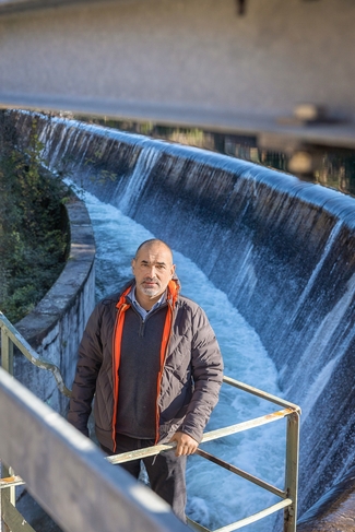Giuseppe Saponara vor Wasserkraftwerk
