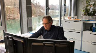 Markus Rufer an seinem Arbeitsplatz mit Blick auf die Aare.