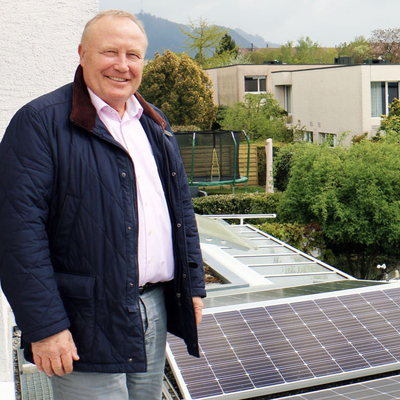 Kunde Daniel Oetterli aus Worblaufen zeigt seine Solaranlage