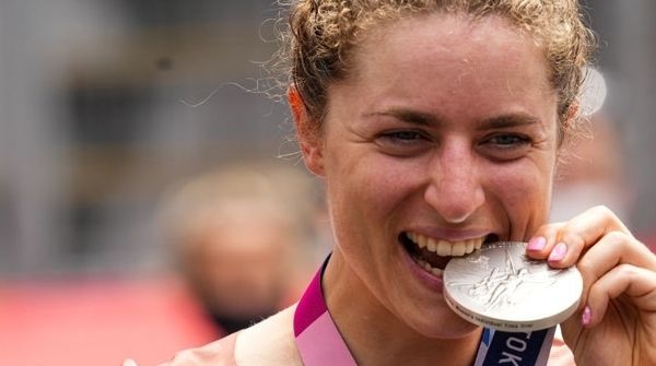 Marlen Reusser beisst in ihre Silbermedaille