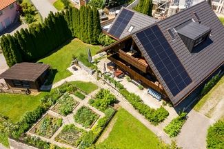 Blick auf ein Einfamilienhaus mit Solaranlage auf dem Dach
