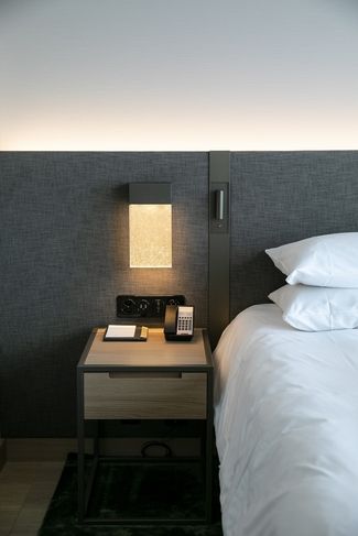 Nachttisch im Hotelzimmer