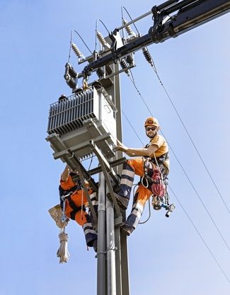 Netzelektriker auf einem Strommast