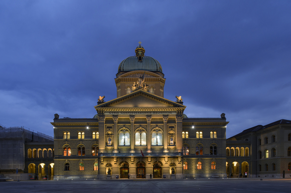 Das Bild zeigt das Bundeshaus in der Dämmerung.