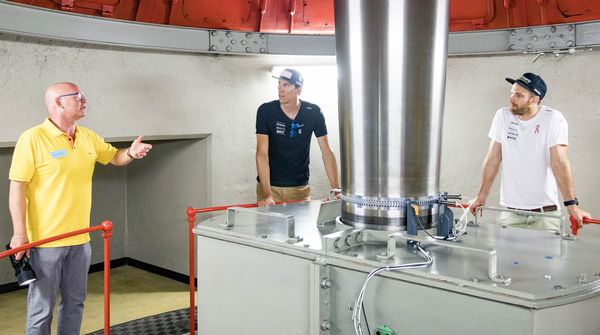 Ramon Zenhäusern (M.) und Alex Fiva (r.) begutachten das Wasserkraftwerk