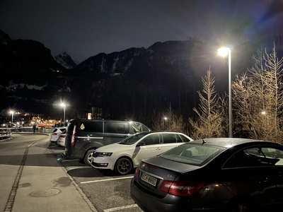 Éclairage typique de parking connecté au réseau