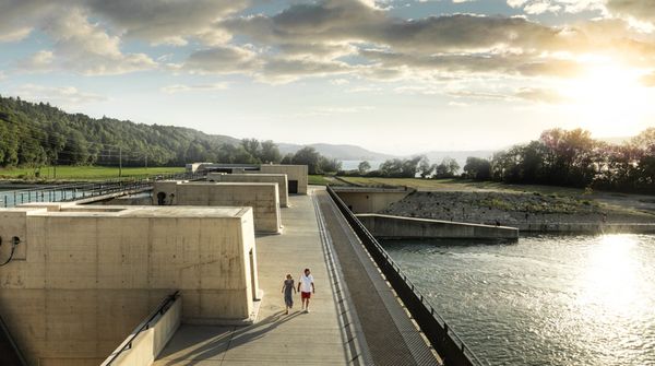 Wasserkraftwerk in Hagneck mit sonnigen, warmen Wetter