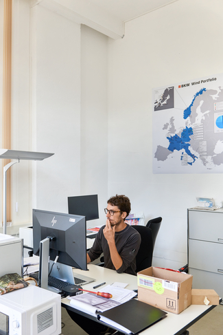 Personne assise à une table devant un ordinateur